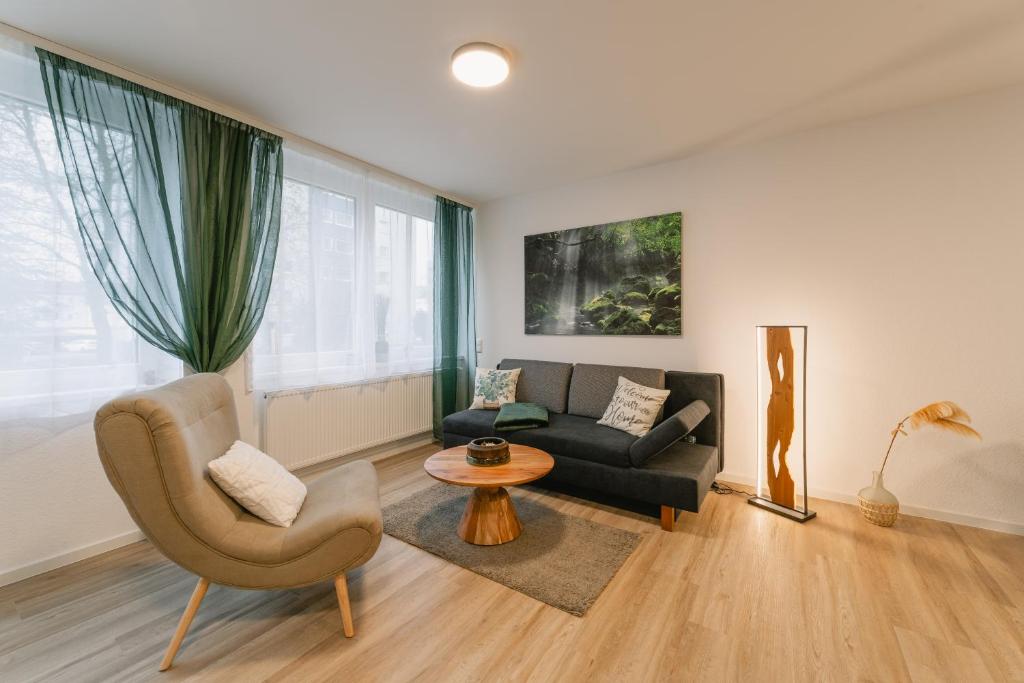 拜罗伊特Modernes 2-Zimmer Themen-Apartment "Frankenwald" im Zentrum的客厅配有沙发和椅子