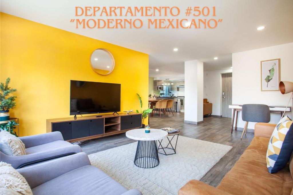 墨西哥城Corazón de Condesa 3 departamentos - 200Mbps WiFi, Roof, Gym的带沙发和电视的客厅