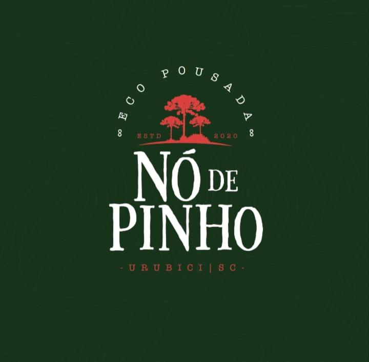 乌鲁比西Pousada Nó de Pinho的绿色的标志,不说阴道