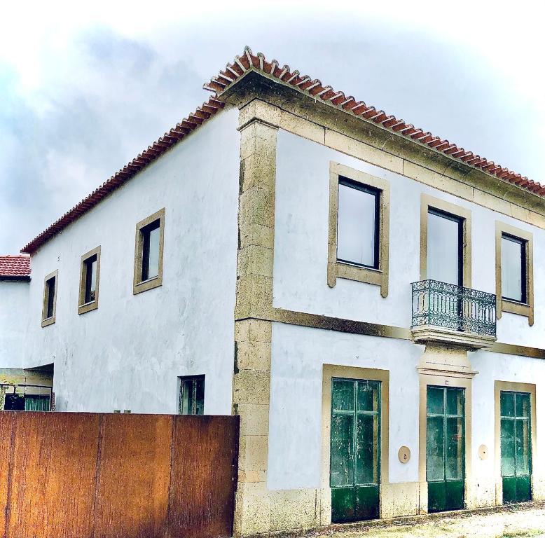 蓬德利马Villa Cornelia, Ponte de Lima的前面有栅栏的白色房子