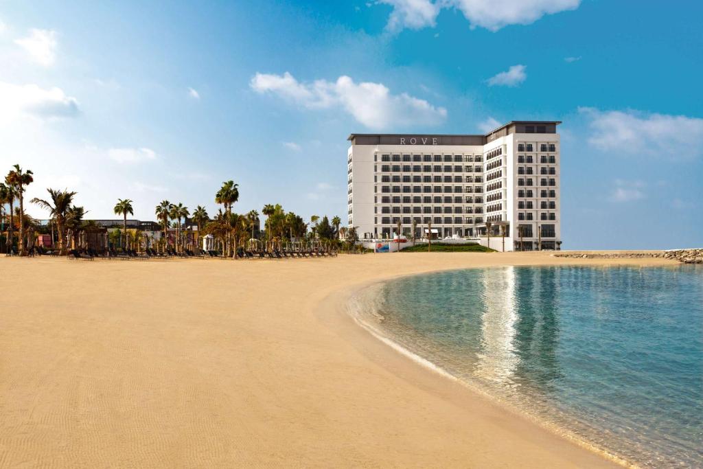 迪拜Rove La Mer Beach, Jumeirah的沙滩旁的海滩上酒店