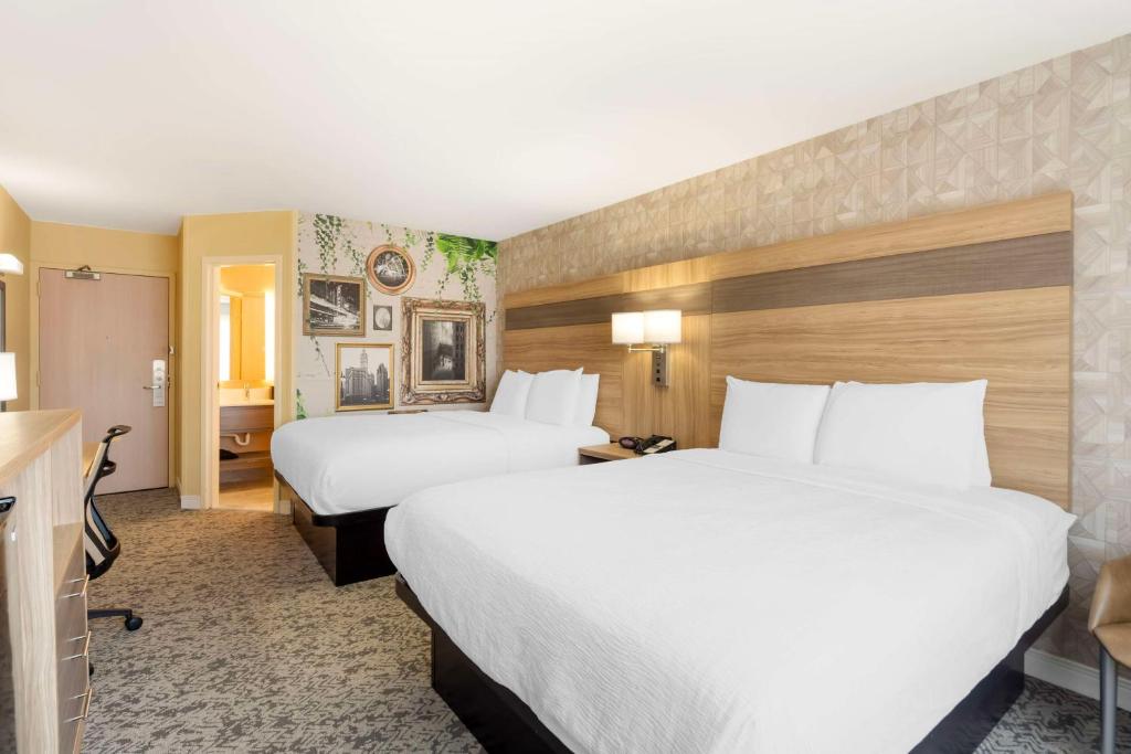 格伦维尤Best Western Glenview - Chicagoland Inn and Suites的酒店客房设有两张床和电视。