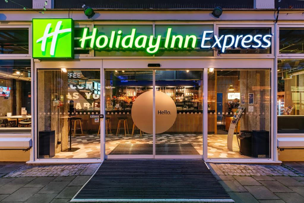 德累斯顿Holiday Inn Express Dresden Zentrum, an IHG Hotel的一家假日旅馆快车入口处的商店前