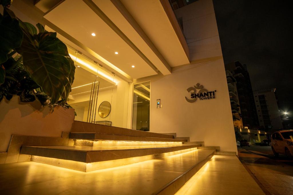圣多明各Luxury 2Bedr, 2 Balcony Pool, Gym, Downtown Santo Domingo的楼梯上种着盆栽的建筑物
