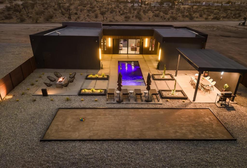 约书亚树Black C House- Pool & Spa的享有带游泳池的房屋的空中景致