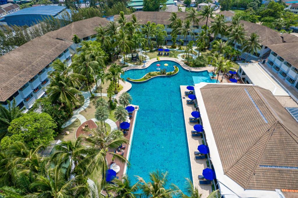 普吉镇NH Boat Lagoon Phuket Resort的享有度假村游泳池的空中景致