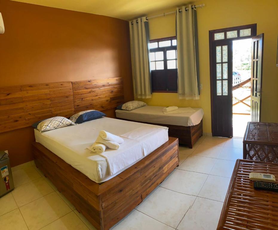 波托德索比Águas de Sauípe的一间带两张床的卧室,位于带窗户的房间内