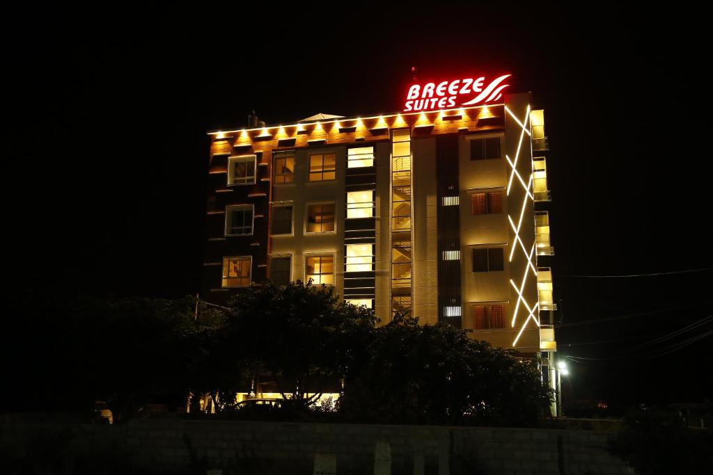 德瓦纳哈利-班加罗尔微风套房酒店的一座建筑物,上面有夜间标志