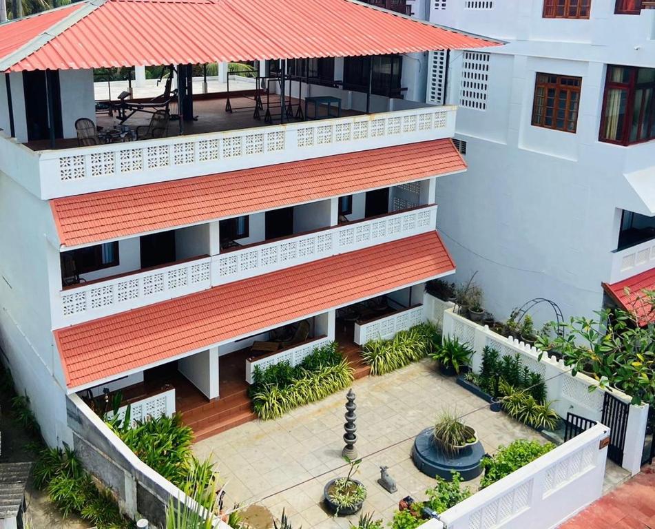 可瓦兰Buddha Beach Hotel的享有带橙色屋顶的建筑的顶部景色
