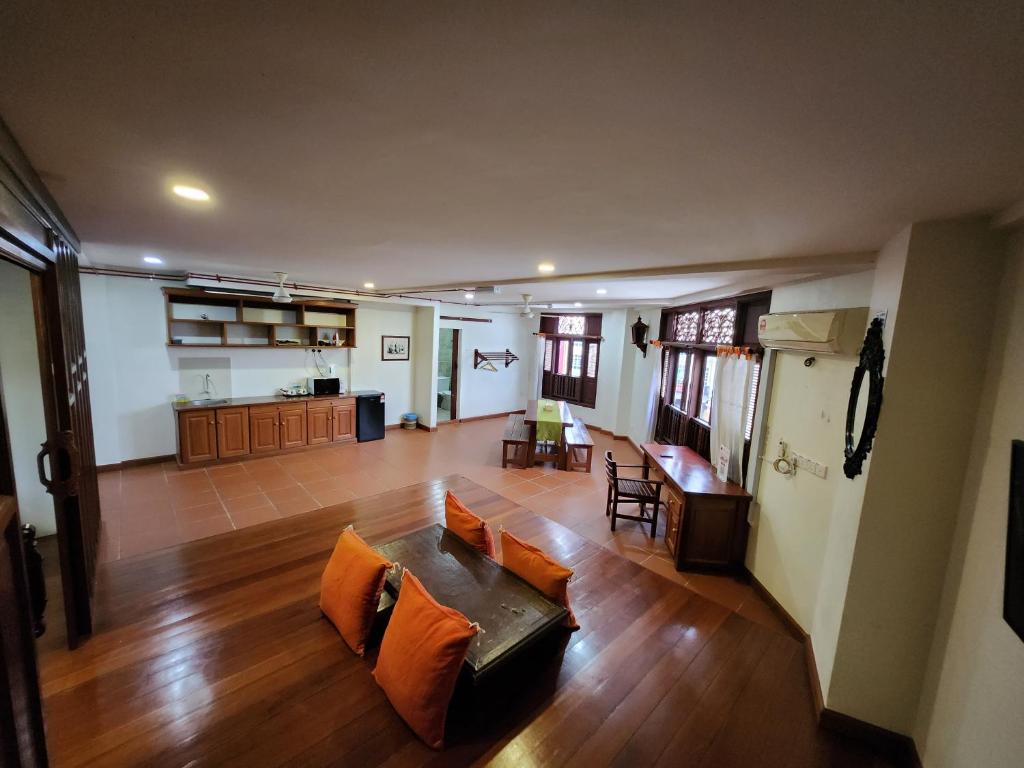 瓜拉丁加奴上城生态酒店 的客厅配有沙发和桌子