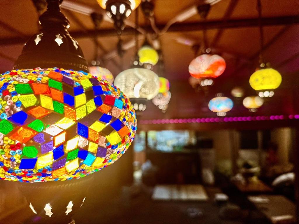 关市HOTEL1800的挂在天花板上的彩色玻璃灯具