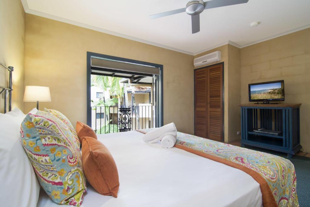 道格拉斯港Villa San Michele (Official)的卧室配有白色的床和电视。