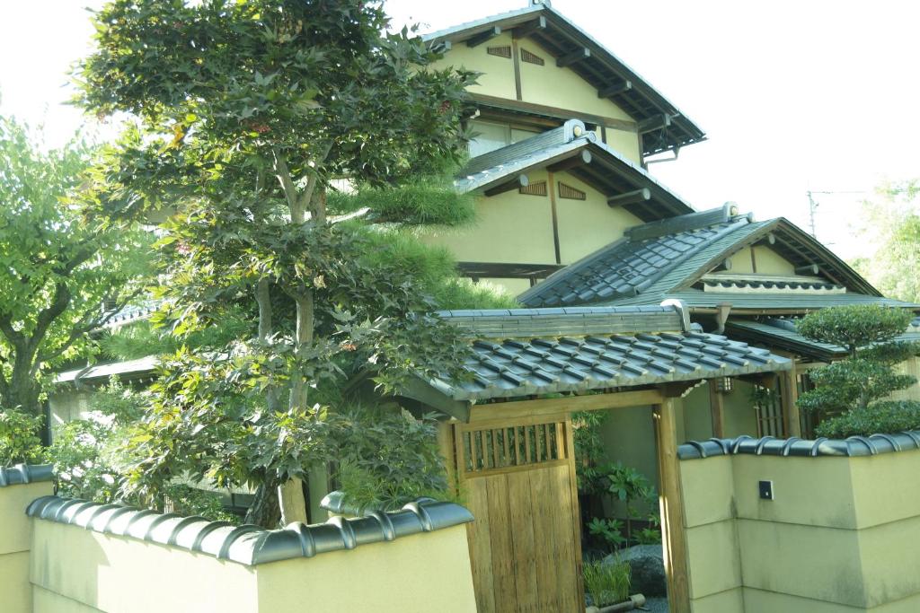 松本一組限定の貸切空間 Guest House Engiya的一座带木门和围栏的房子
