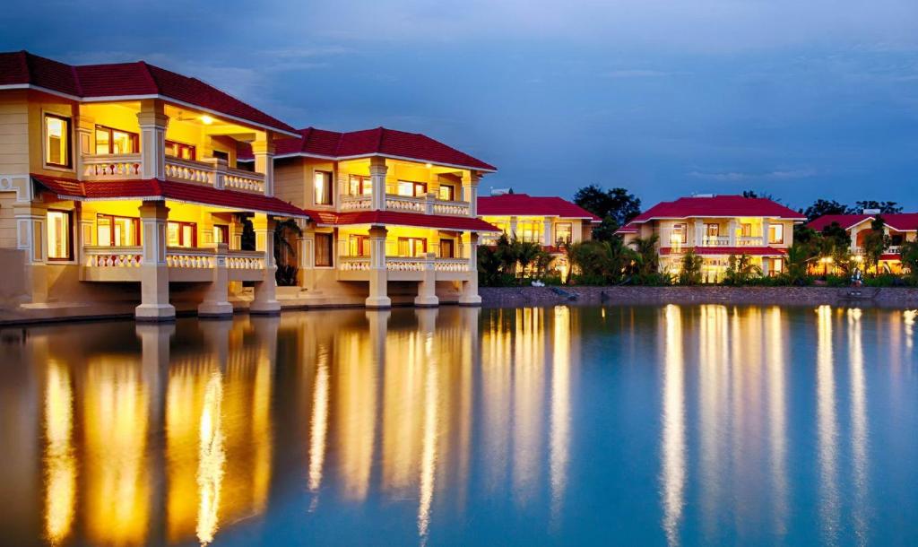 拉杰果德丽景湾酒店泻湖度假酒店的夜空一排房子