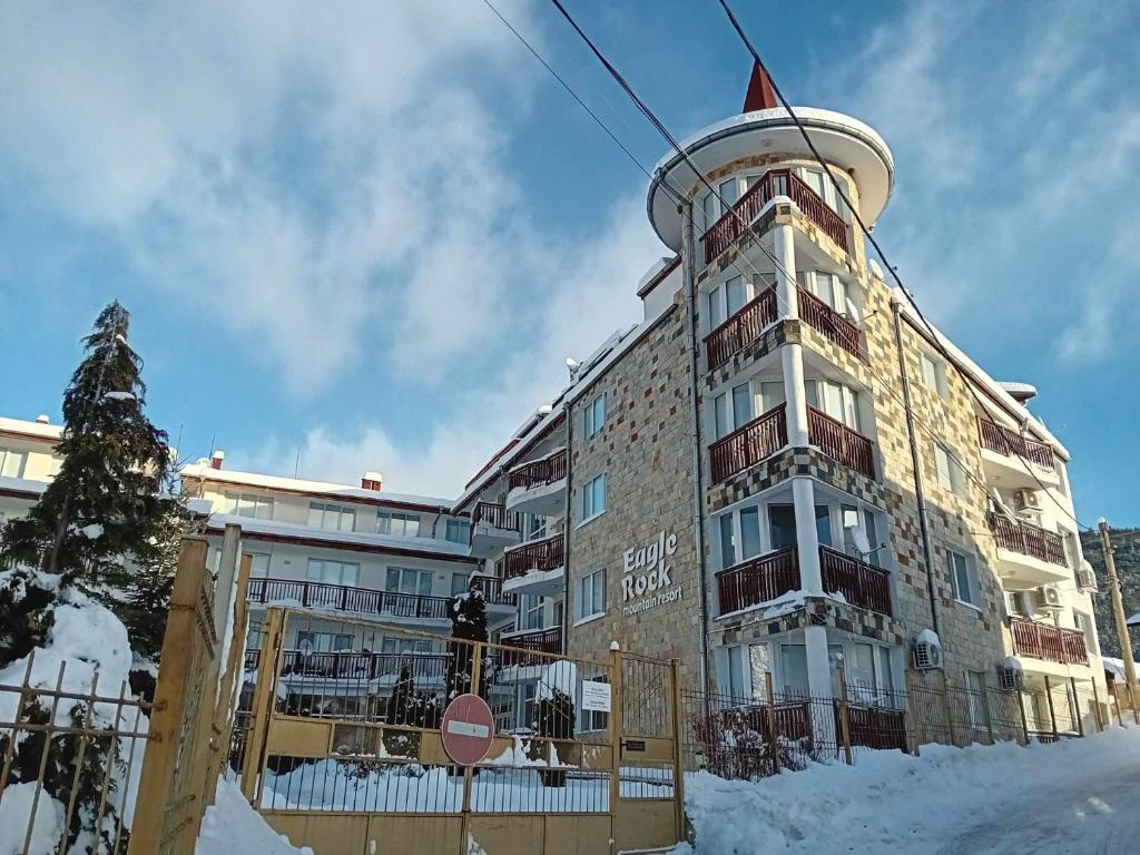 贝利伊斯库尔SA Services private apartments, Eagle Rock complex的雪地中的一座建筑,设有滑雪缆车