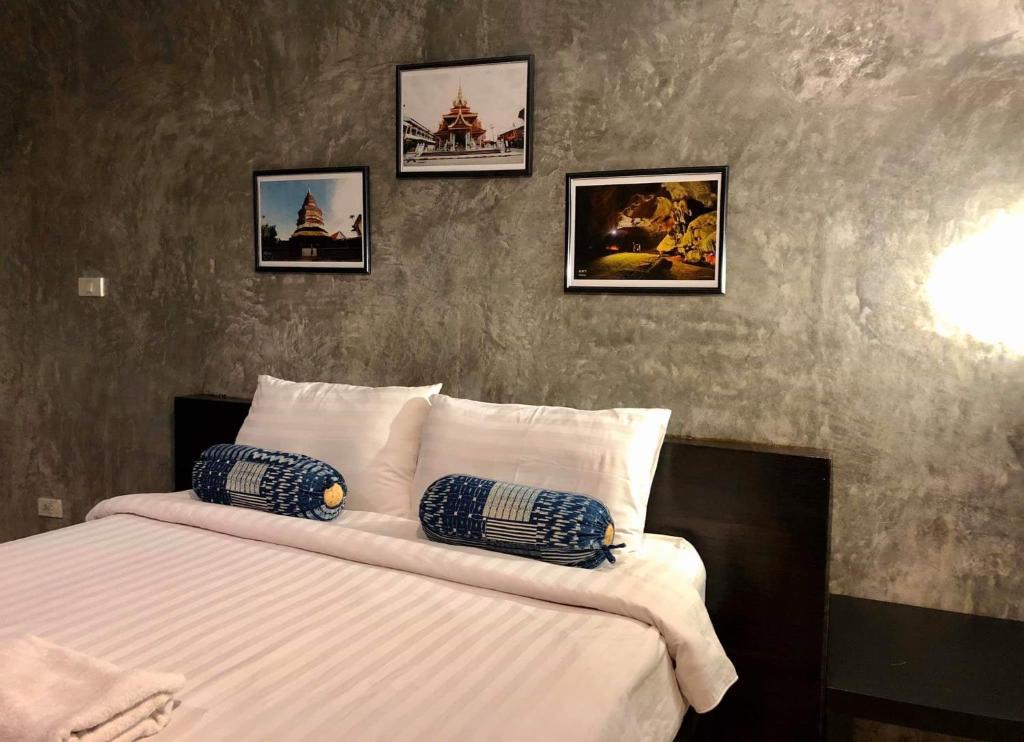 帕府月亮阁楼悦来酒店的卧室配有一张四幅画的墙壁床。