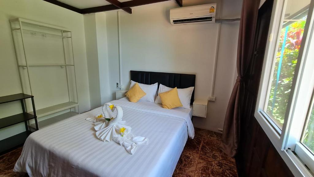 麦岛Koh Mak Garden View的一间卧室配有两张带毛巾的床