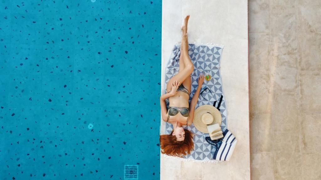 厄吕代尼兹Ölüdeniz Blu Luxury Unique Hotel - Adults-Only的躺在游泳池里的女人的拼贴画
