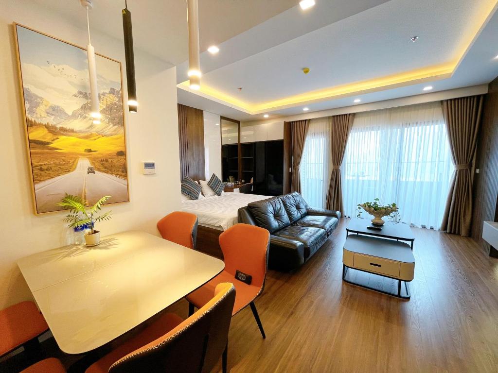归仁FLC Sea Tower Quy Nhon - Căn Hộ View Biển的酒店客房配有床、沙发和桌子。