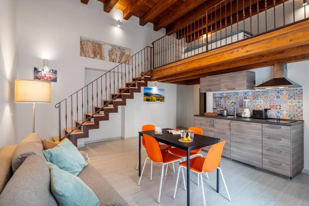巴勒莫Open Sicily Homes "Residence Guascone" - Self check in的客厅配有沙发和带橙色椅子的桌子