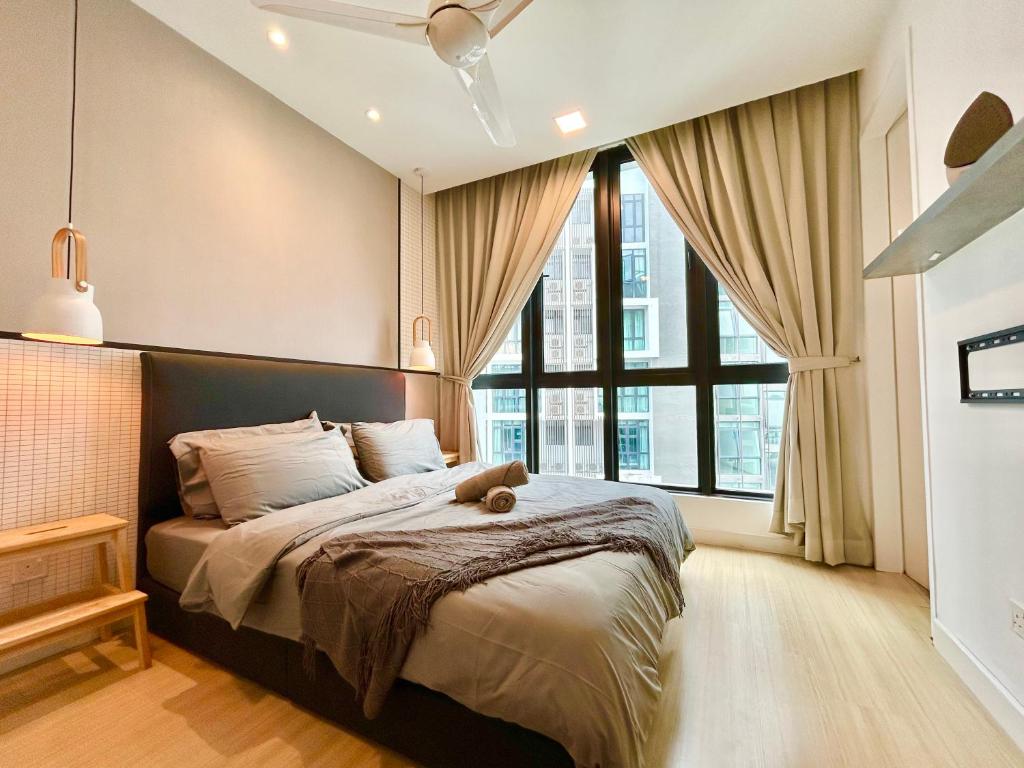 八打灵再也Comfort Place 1-8 Pax 3Q beds Ara Damansara Center的一间卧室,床上有泰迪熊