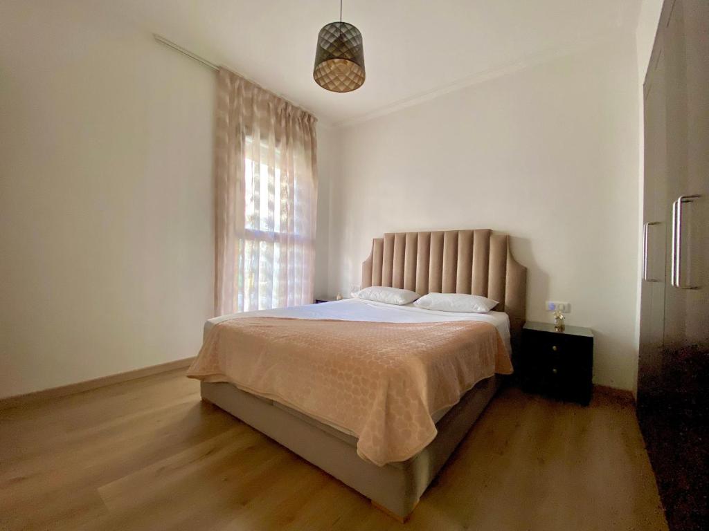 塔哈佐特Luxurious Golf & Sea View Beach Apartment with Pool Access - Cocon de Taghazout Bay的一间卧室设有一张大床和一个窗户。