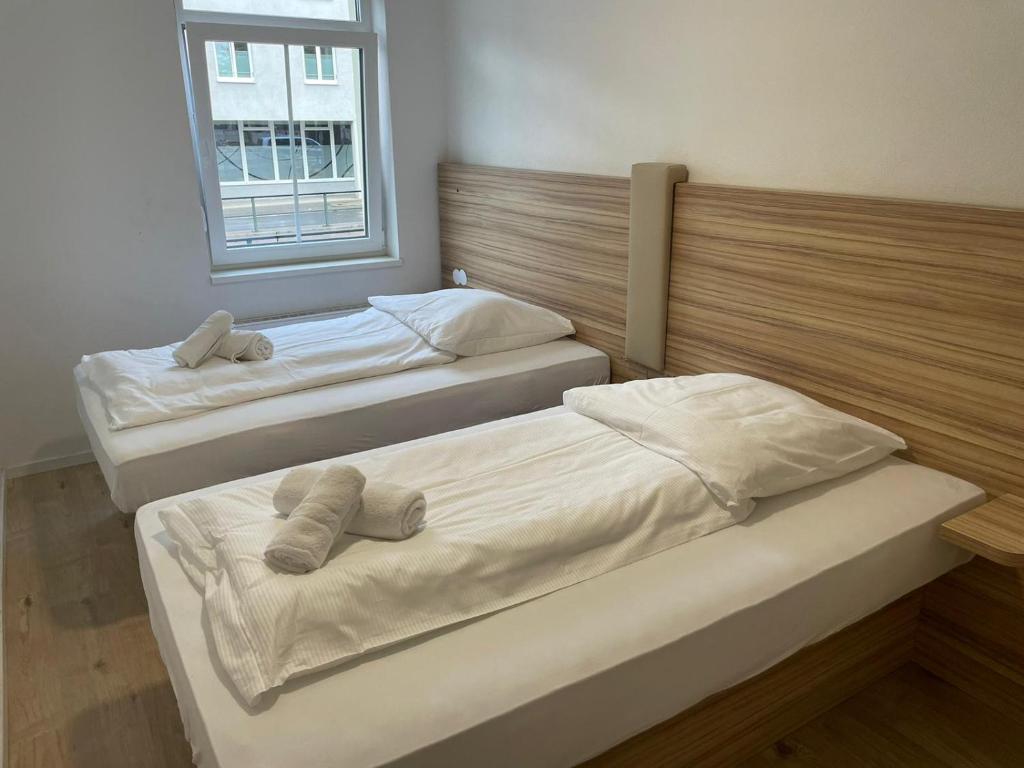 路德维希堡Timeless: Große Moderne 4 Zimmer Wohnung的两张床位于带窗户的房间内