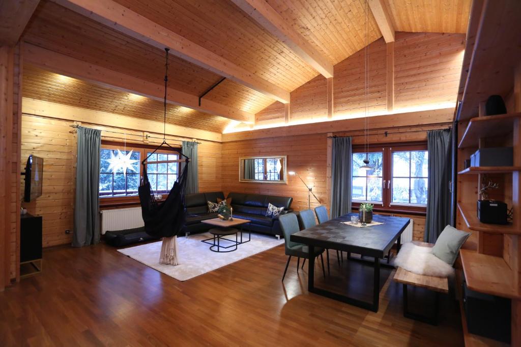 布劳恩拉格Bergfreude Chalet的客厅设有木墙和木制天花板