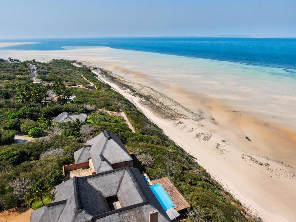 维兰库卢什Collection Luxury Accommodation: Quinta Do Sol, Vilanculos, Mozambique的享有海滩的空中海景