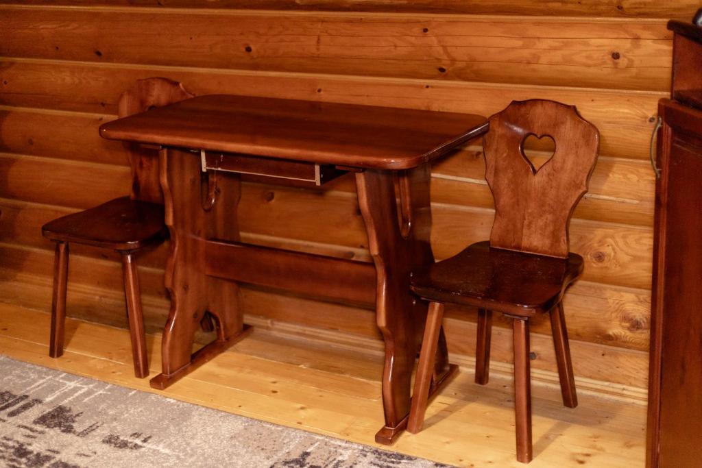 沃洛相卡Pysana hata的一张木桌和两张椅子,坐在桌子旁