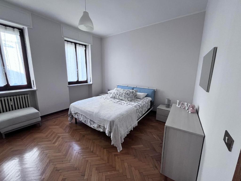 卡萨莱蒙费拉托Casa Piemont的一间白色客房内的床铺卧室