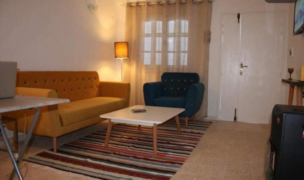 乌姆苏克MB DREAMS DJERBA的客厅配有沙发、椅子和桌子