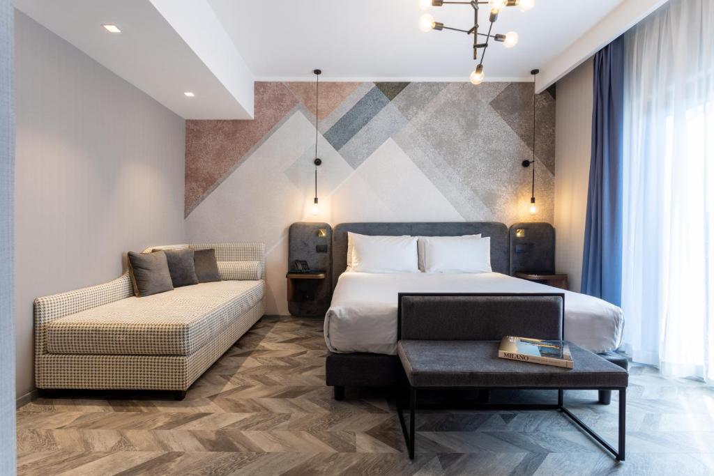 米兰AXYHOTELS InnStyle Milano的配有一张床和一把椅子的酒店客房