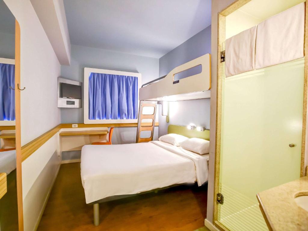 里约热内卢ibis budget Rio de Janeiro Nova America的小房间设有一张床和一张双层床
