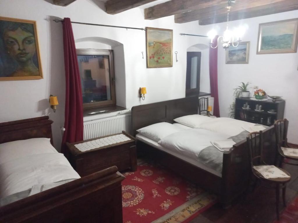 MinişLA Amadeus & Monica的一间卧室设有两张床和窗户。
