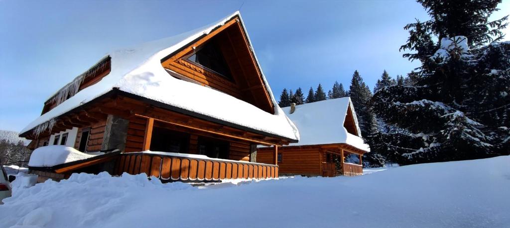 斯祖贝莱克Challet Tonka的小木屋,屋顶上积雪