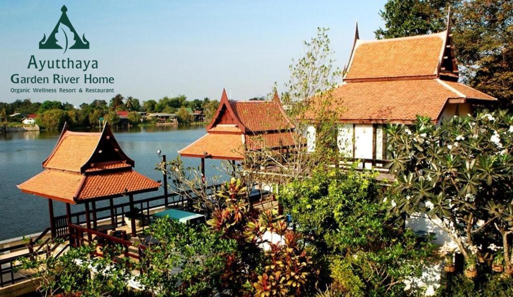 Ban Bang Krasan大城府河畔景苑酒店的房屋旁边的水面上一群亭子