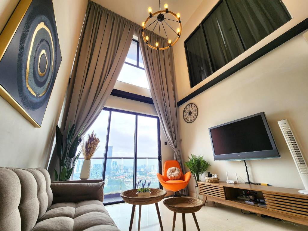 新山Loft Suite City View JB CIQ 7Pax的带沙发和大窗户的客厅
