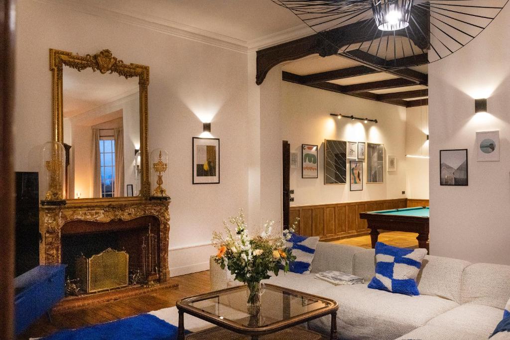 巴泽耶Private Oasis: Luxe 20-guest Estate, Jacuzzi, 8 Ha的带沙发和台球桌的客厅