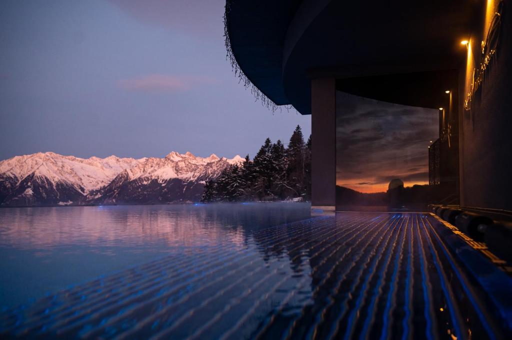 阿维兰奥米拉贝尔小屋酒店的享有雪覆盖山脉景致的游泳池