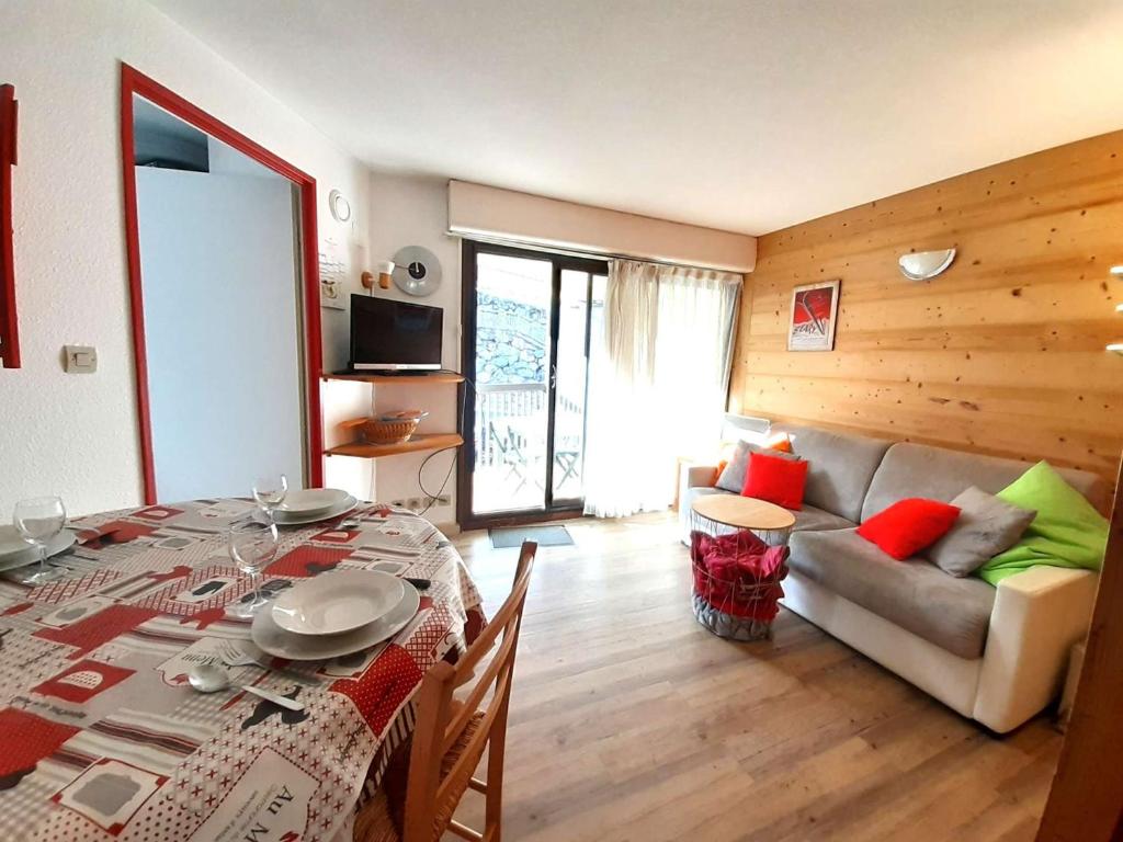 圣拉里苏朗Appartement Saint-Lary-Soulan, 2 pièces, 6 personnes - FR-1-457-144的客厅配有桌子和沙发