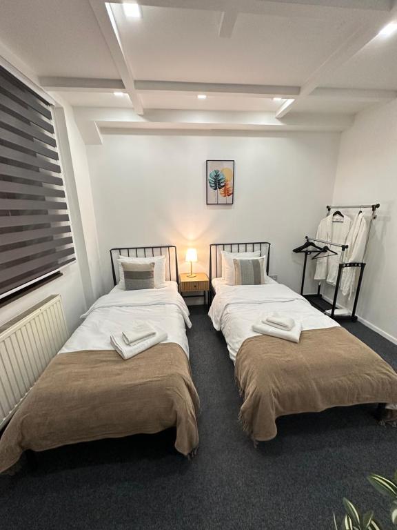 萨拉热窝Royal Moon Suites的双床间设有2张单人床。