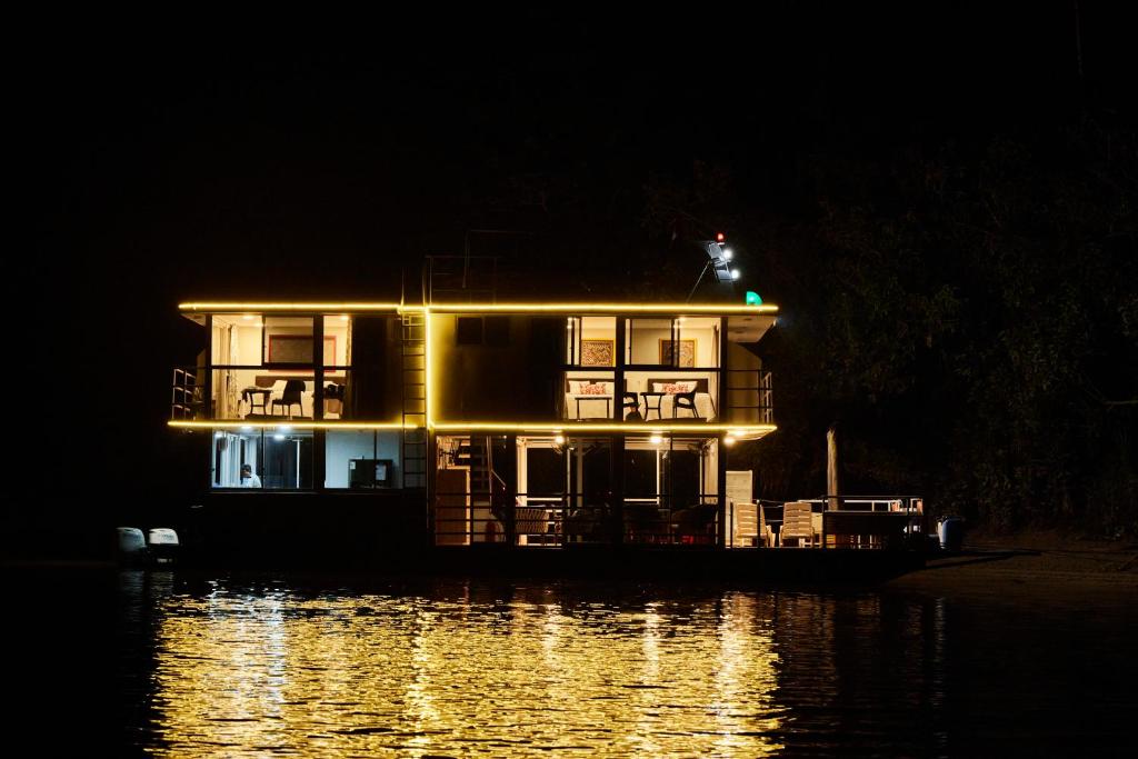 伊基托斯El Manatí - River Experience的夜间水中船屋