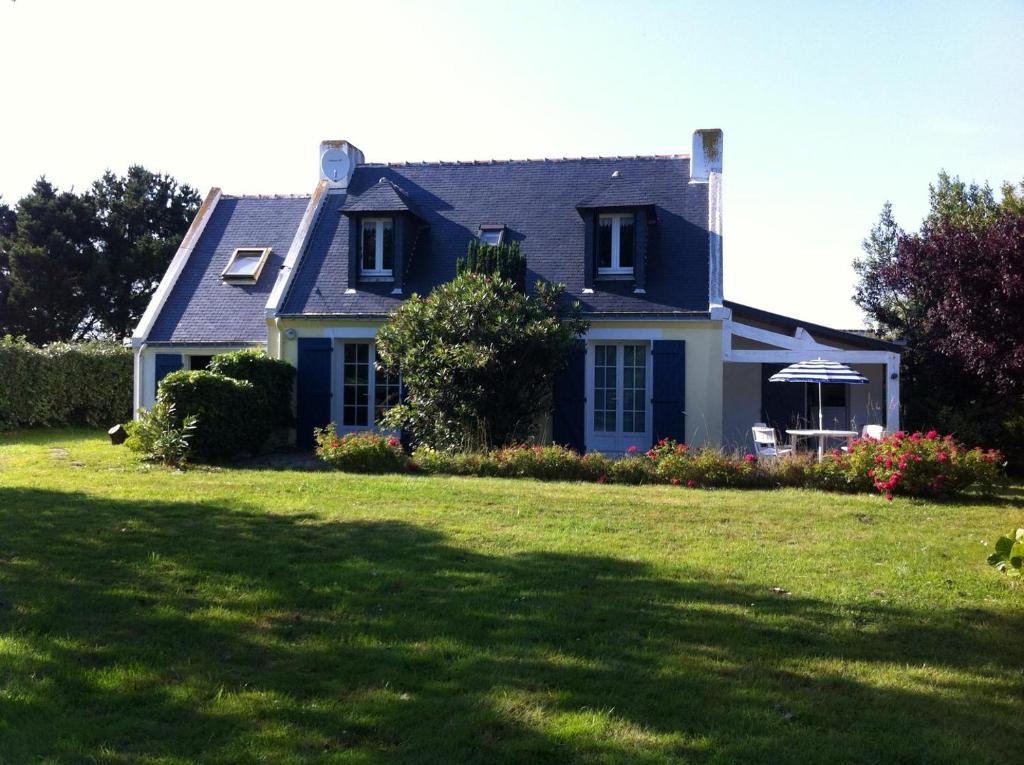 索宗Maison de vacances Sauzon的前面有大草坪的房子