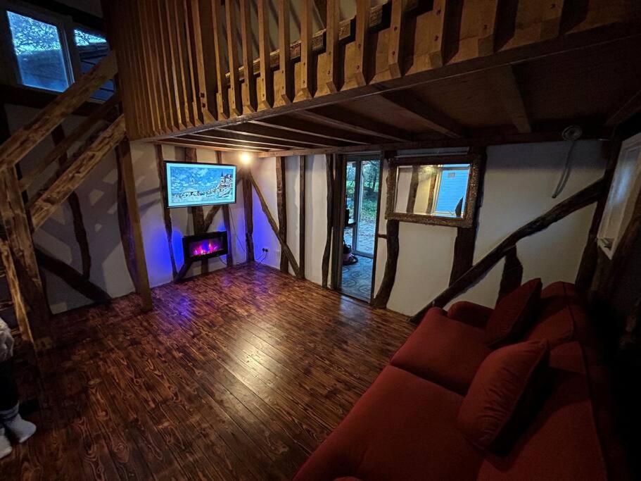 卡德纳姆Cozy Cottage with hot tub!的带沙发和电视的客厅