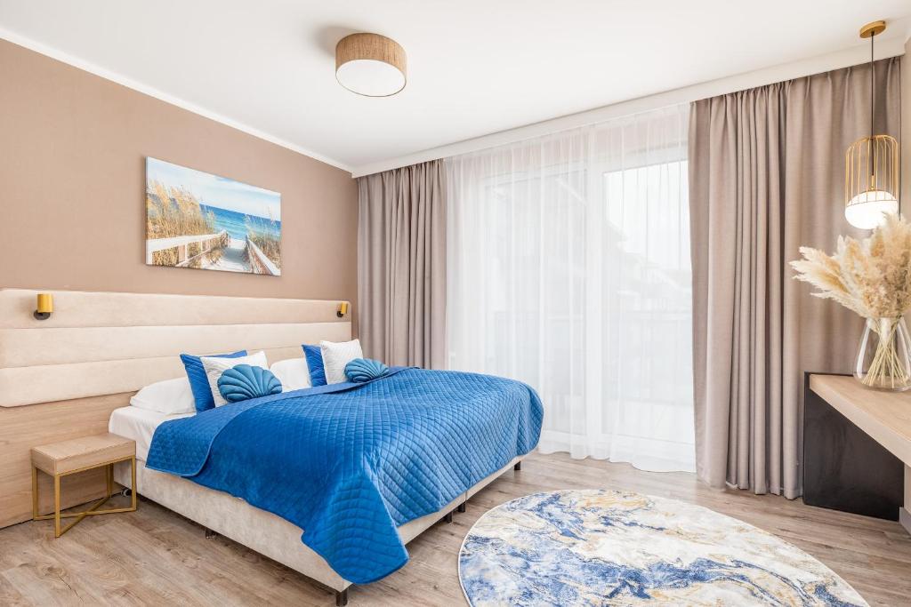 米兹多洛杰Blue Seashell Studio Bel Mare near the Beach by Renters的一间卧室设有蓝色的床和窗户。
