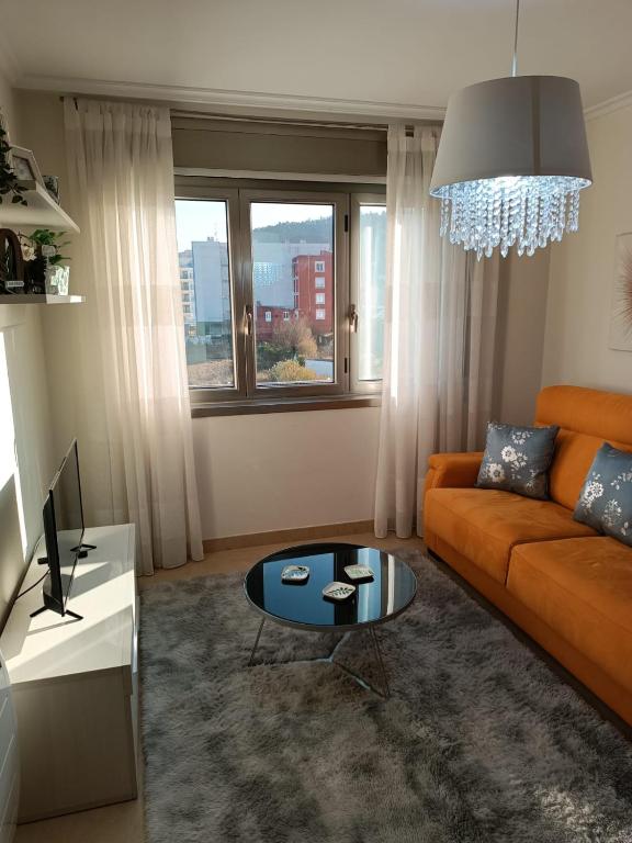 塞代拉Beiramar的客厅配有沙发和桌子