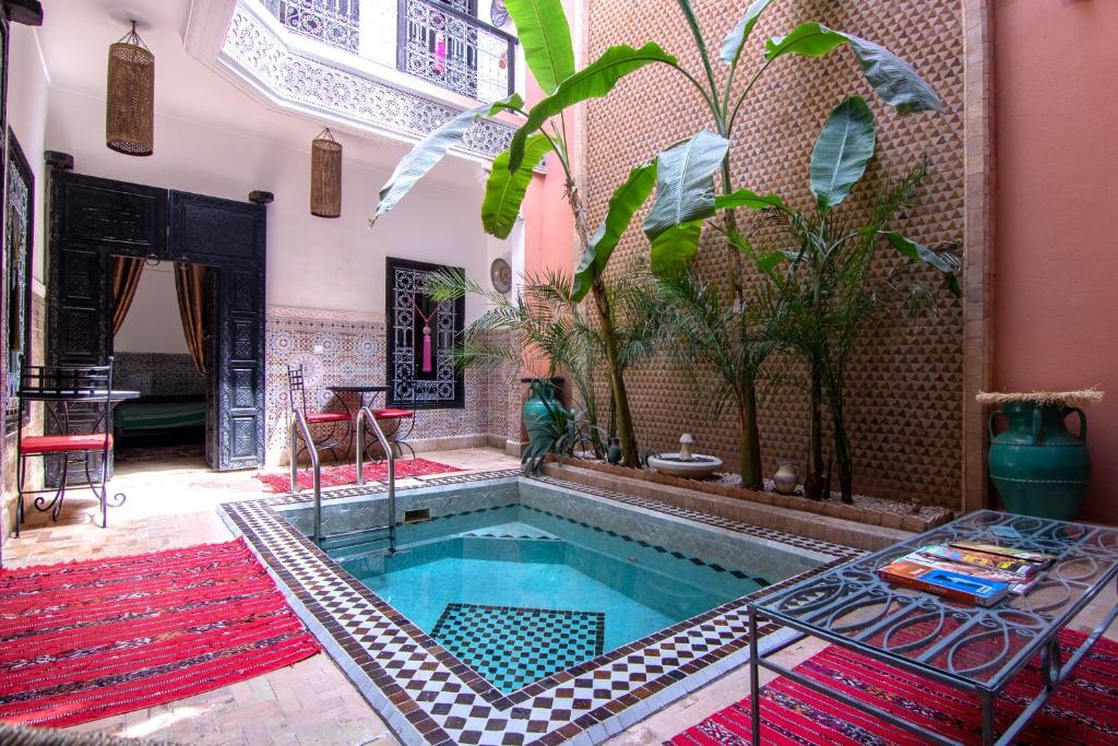 马拉喀什里亚德雨果摩洛哥传统庭院住宅旅馆的游泳池,位于带房子的房间