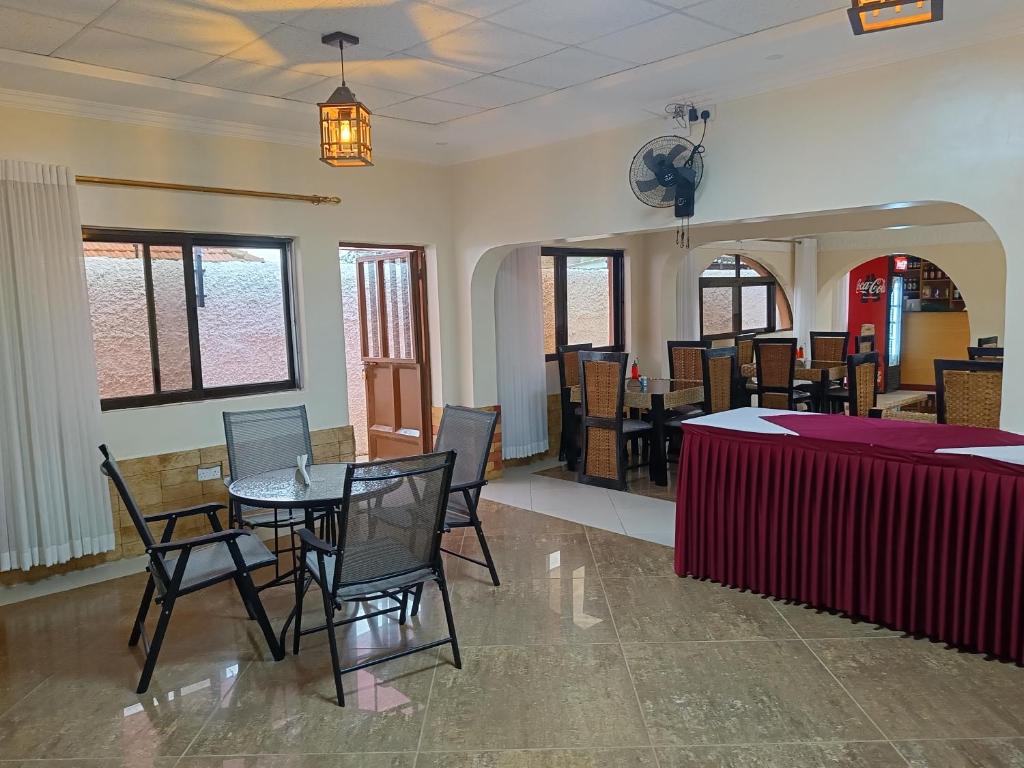 基苏木Hotel Double N - Kisumu的一间带桌椅的用餐室