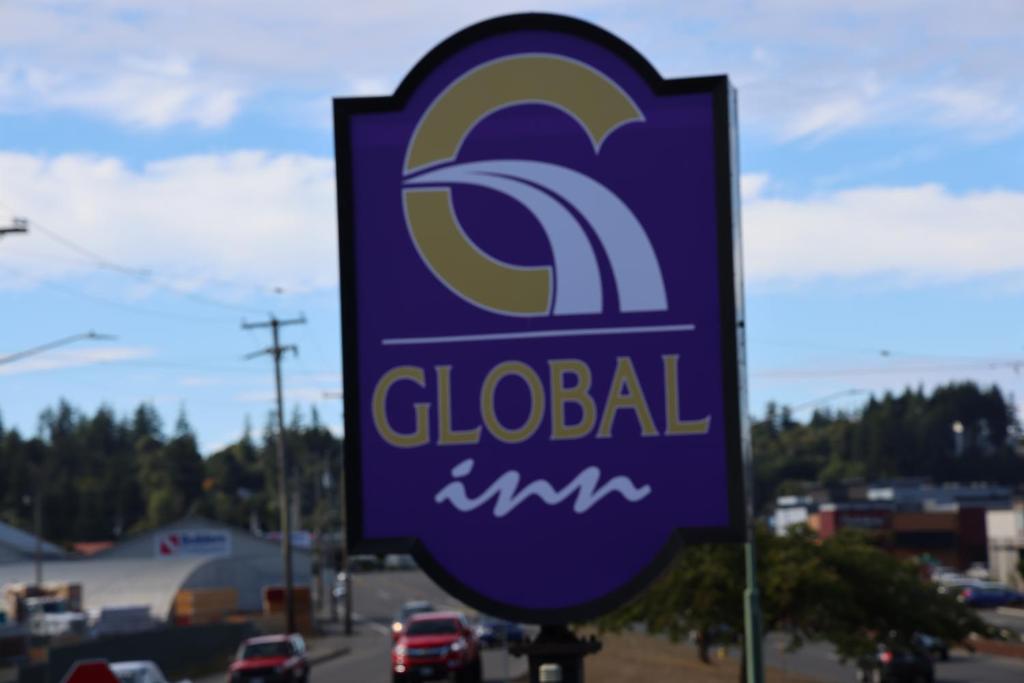 库斯贝Global Inn的道路上全球加油站的标志
